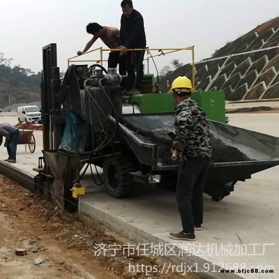 多功能路肩滑膜攤鋪機 大型瀝青砂攔水帶機械 全自動路沿石成型機視頻