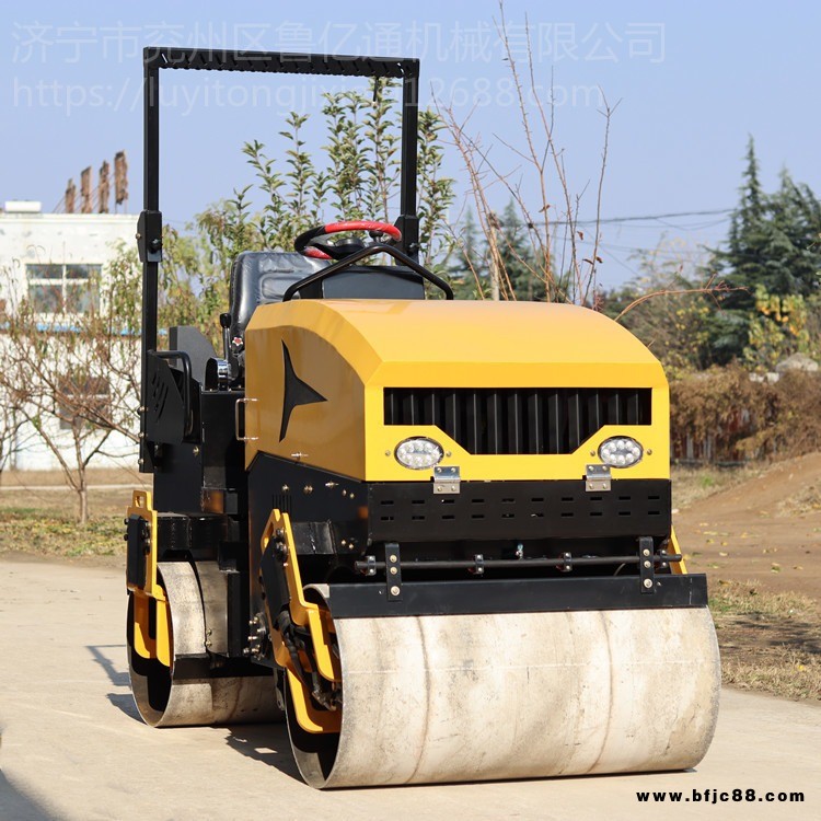 山東魯億通機(jī)械  小型壓路機(jī)型號(hào)大全 3噸座駕式路面壓實(shí)機(jī)  雙輪膠輪式壓路機(jī)