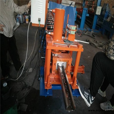 宏霖機(jī)械全自動(dòng)超市貨架成型機(jī)貨架層板加強(qiáng)筋工期嚴(yán)謹(jǐn)